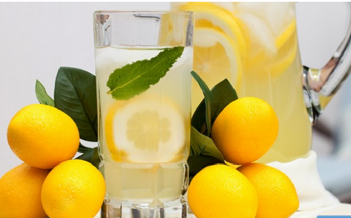 Пейте лимонную воду вместо таблеток для лечения этих 13 проблем со здоровьем