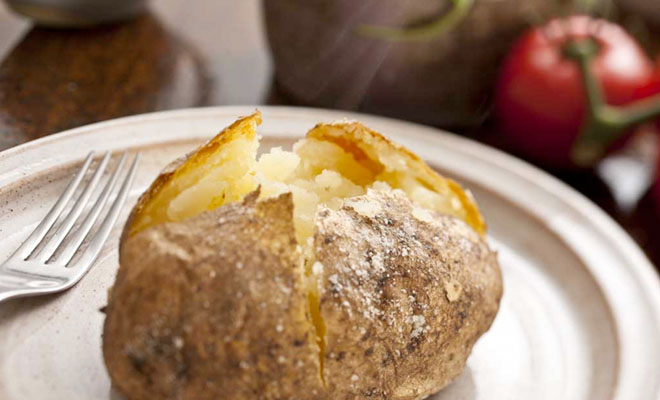 Минутные блюда из микроволновки: запекли картофель вкуснее чем в духовке