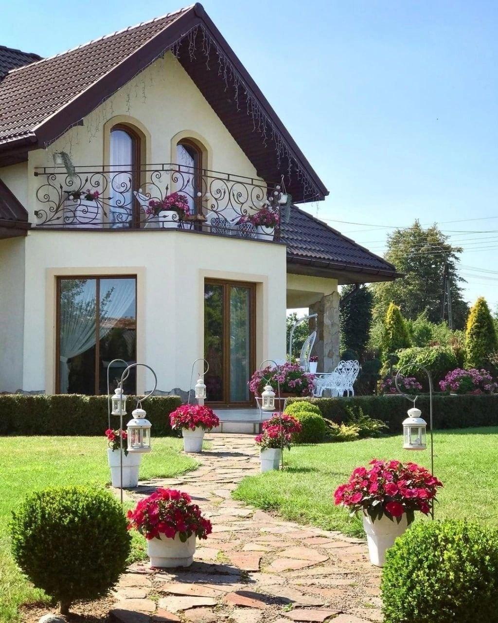 Классная идея — уличные вазоны с цветами для оформления пространства вдоль дорожки &#128077;