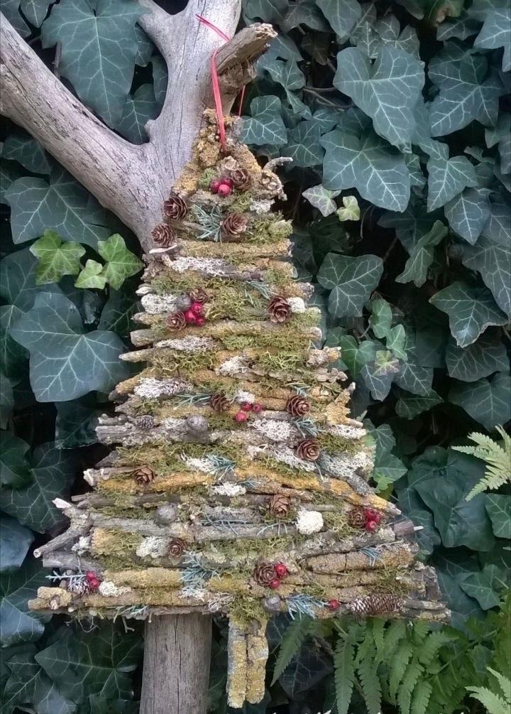 Вот такие классные ёлочки можно сделать из природных материалов: из коры, дров, мха и мелких веточек