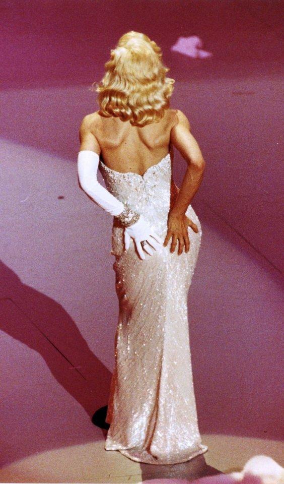 Блестящий выход Мадонны в 1991😅