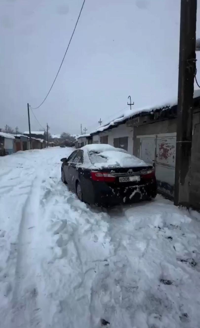 Мужчина переехал в гараж из-за неподъёмных цен на квартиры и ремонт. Из гаража он сделал настоящую студию с кухней, ванной и двумя спальными местами. Всего он потратил 1.2 млн. —