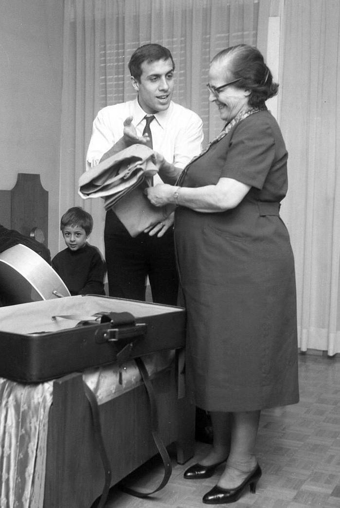 Адриано Челентано родился «против всех ожиданий» — в 43 года его мать Джудитта была уверена, что он не выживет, и даже пелёнок не приготовила