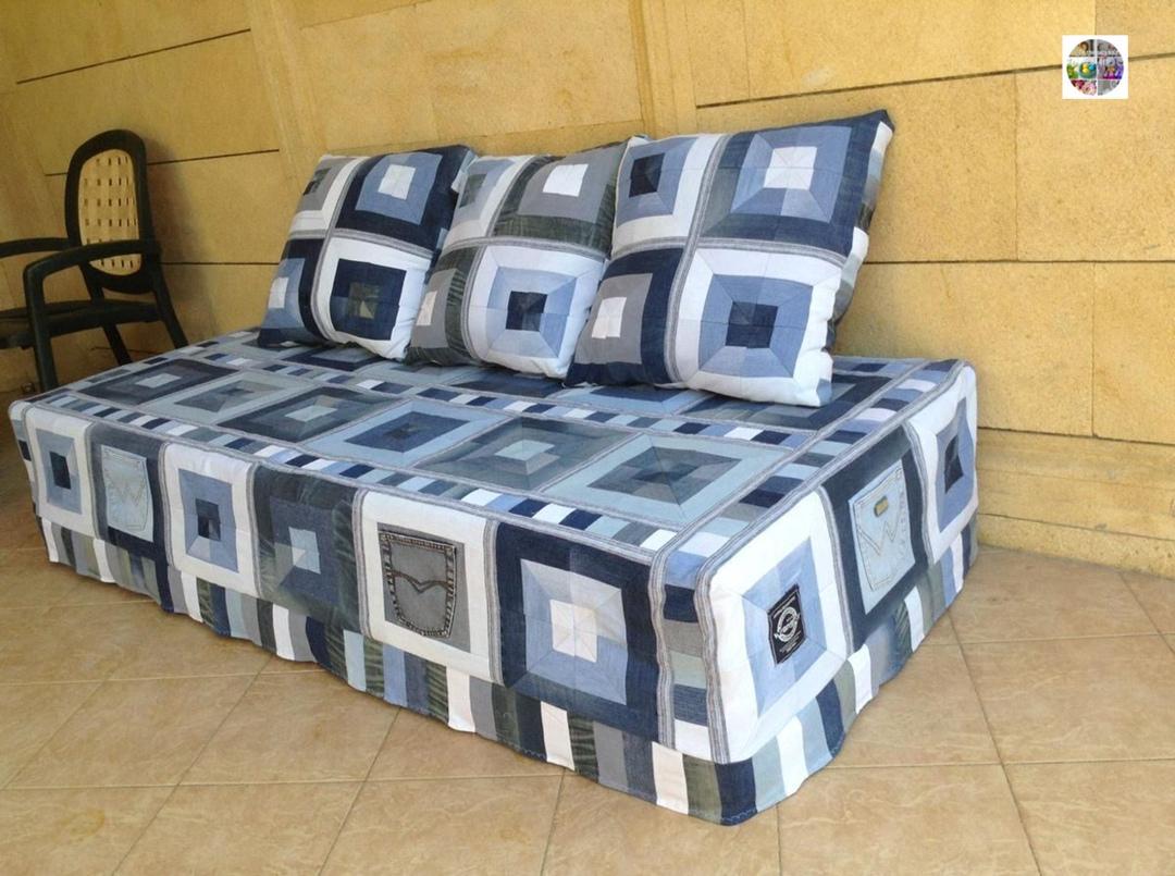 Если хочется превратить диван в джинсовый шедевр