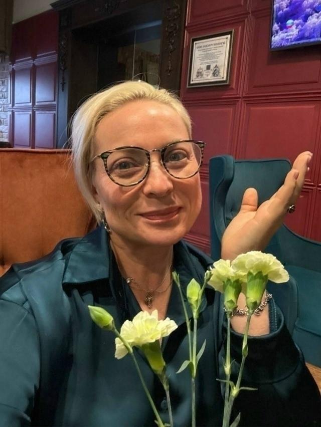 Актриса Светлана Пермякова опубликовала новые снимки, 💔 после похудения на 22кг. Преображение оказалось настолько заметным, что зрители с трудом узнали звезду. Светлане недавно исполнилось 54 года.