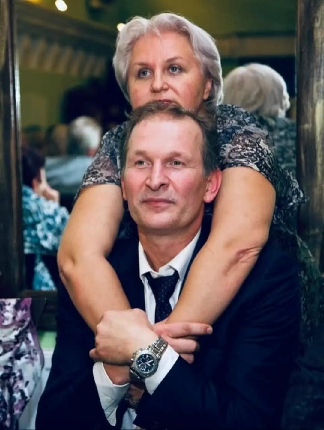 «Солнышко, я до 90 лет буду тебе верен, но уж если после этого загуляю…» — так шутит Фёдор Добронравов, вспоминая свою любовь и верную спутницу жизни, Ирину. Они познакомились ещё в школе и уже более сорока лет идут рука об руку.