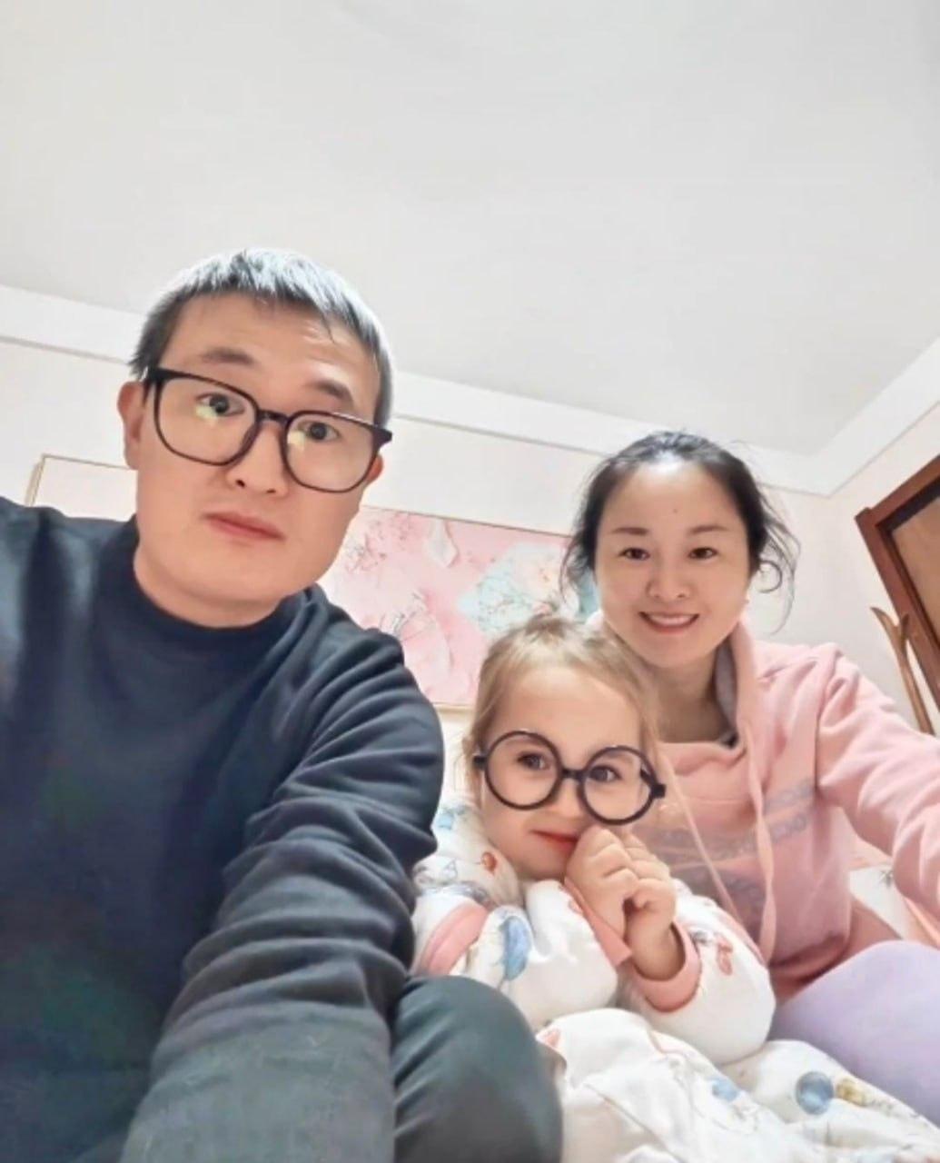 У китайской пары неожиданно родилась дочка с белокурыми волосами и голубыми глазами… Отец сразу почувствовал что-то неладное, и семья без промедления решила пройти ДНК-тест.