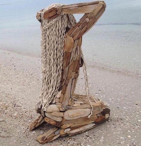 Посмотрите на эту удивительную скульптуру, созданную из обычных коряг! Это диалог человека с морем, где каждая деталь рассказывает историю.