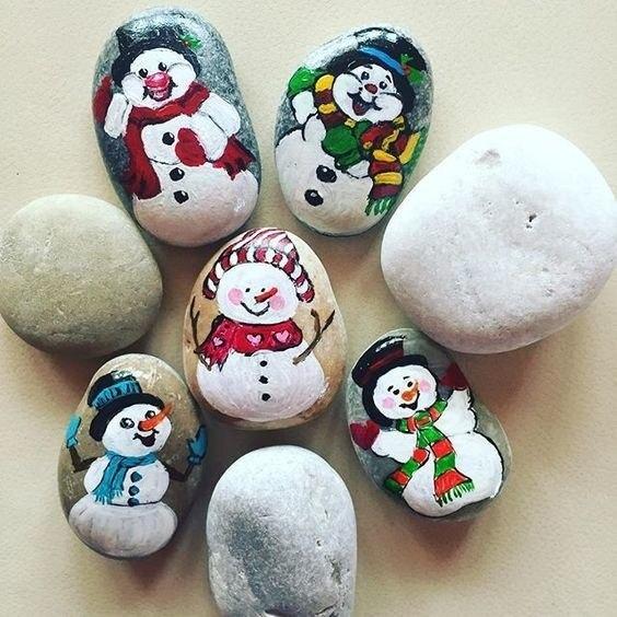 Снеговики на камнях