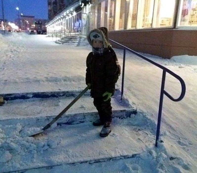 Увидела этого мальчика, чистящего ступеньки возле магазина