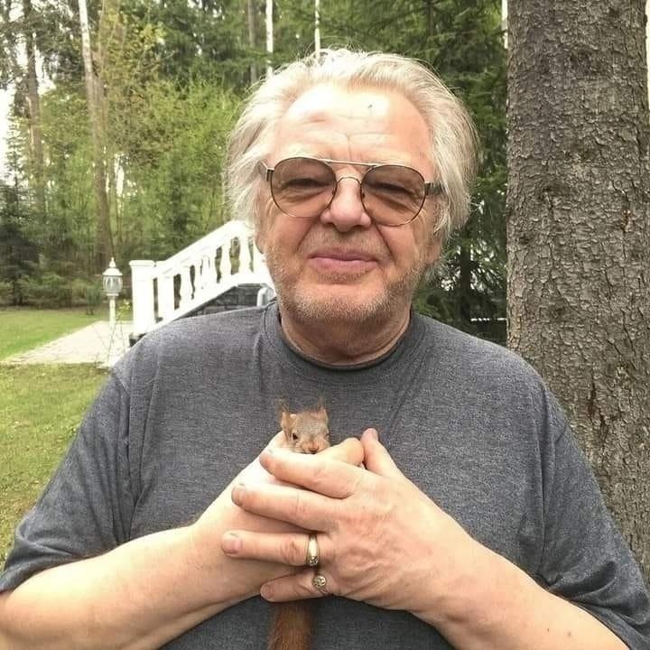 Как он светится от возможности общения с природой и конкретно белочками