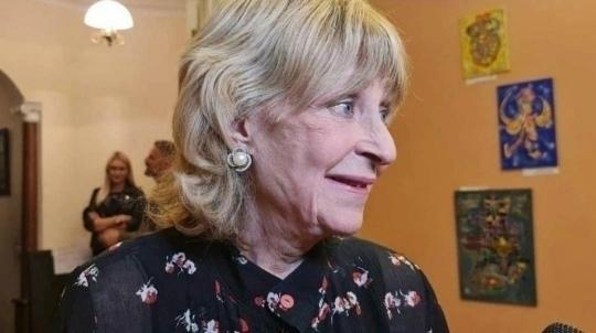 Телеведущая программы «Аншлаг» Регина Дубовицкая, которая продолжает вести закрытый образ жизни и редко выходит на экран, недавно оказалась на фото актёра Сергея Дроботенко