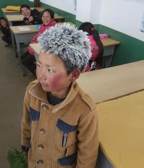 В китайской провинции Юньнань маленький мальчик по имени Ван Фуман — позже известный всему миру как «Мальчик-лёд» — прошёл 5 километров по морозу в -9°C, чтобы сдать финальный экзамен