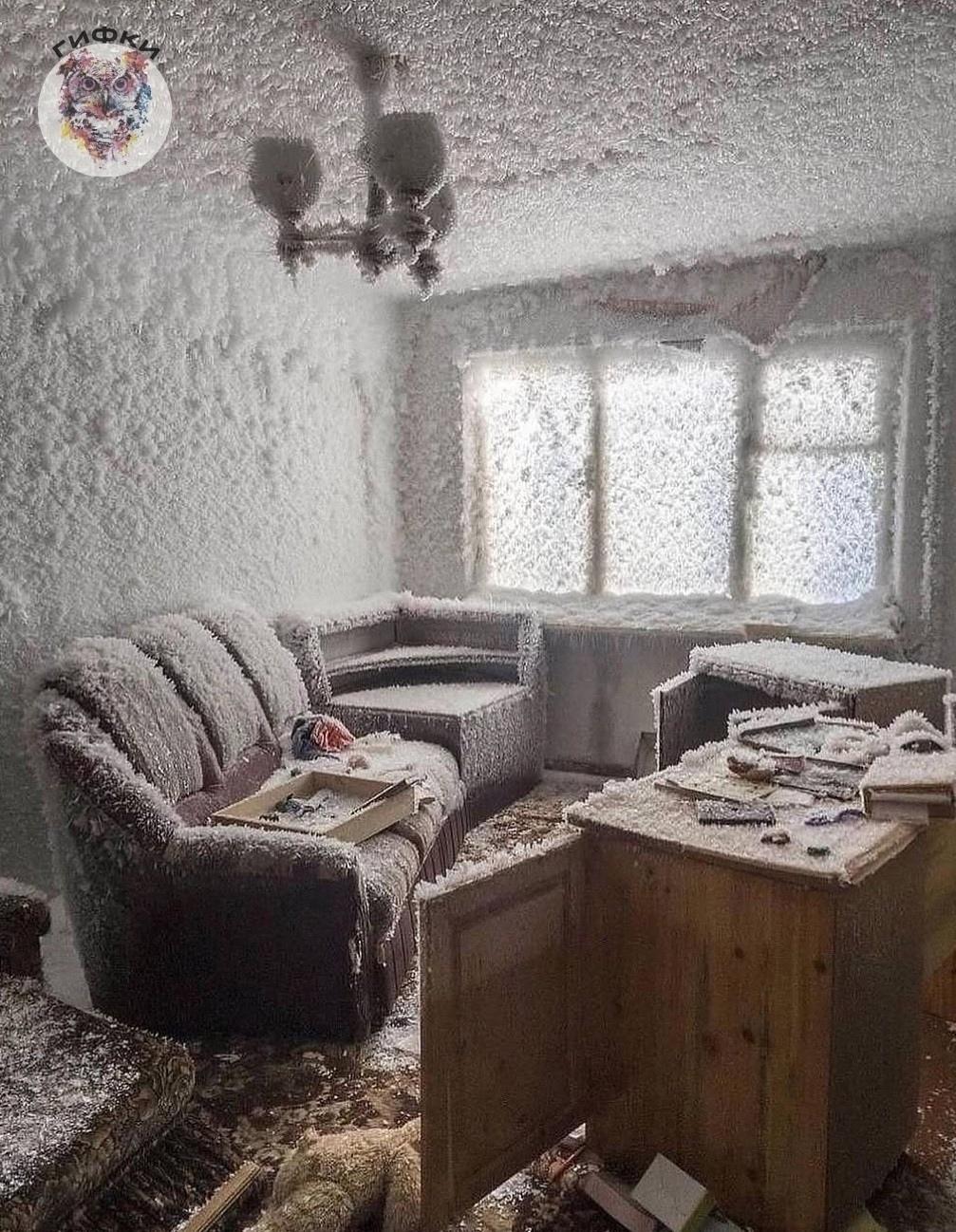 Заброшенные, промёрзшие до основания дома.