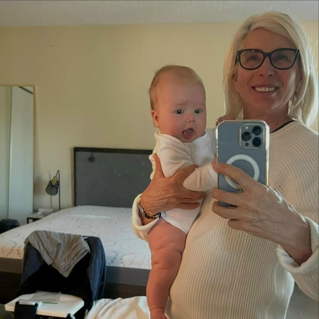 Алёна Свиридова впервые испытала радость материнства в возрасте 63 лет.