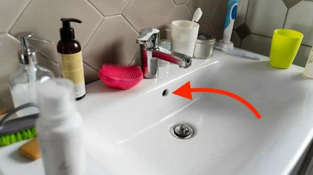 У всех есть такое отверстие в раковине: лишь единицы знают, зачем оно нужно и что с ним делать.
