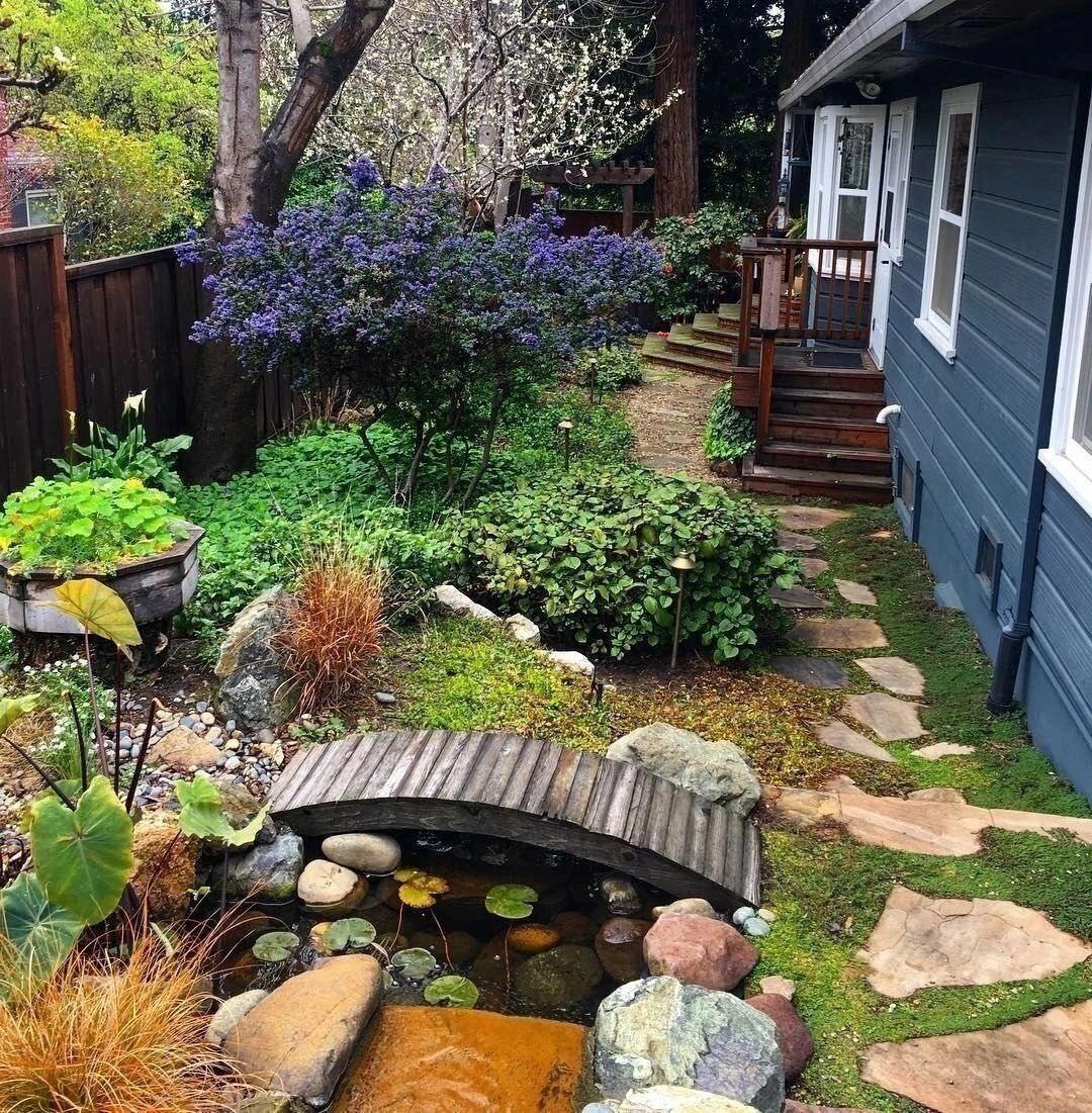 Привлекательный и богатый деталями задний двор с декоративным прудом представляет собой прекрасное украшение любого участка земли