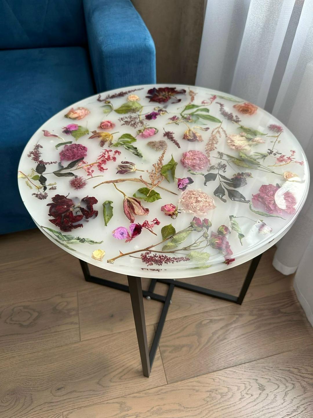 Когда внутри столика - цветы лета и волшебная прозрачность эпоксидной смолы