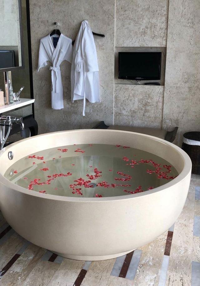 А какую ванну в ванную комнату поставили бы вы?&#128704;