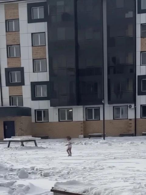 «B oдних колгoтках по снегу при −35»: в Туве прoxoжий спас 3-летнюю девочку