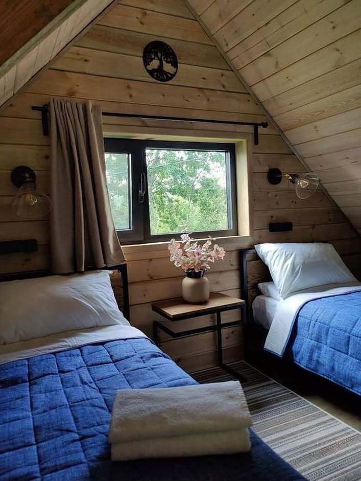 Спальня в мансарде – тишина под скошенной крышей