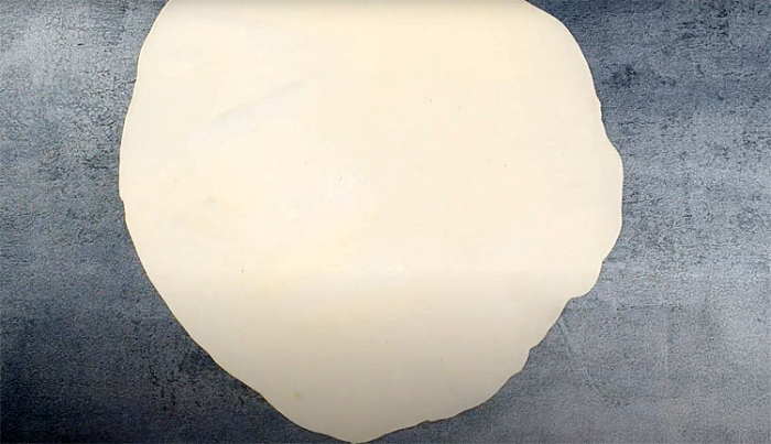 Взяли лист теста и сделали 3 вида разной выпечки за минуты: лепешки, хычины и плацинды