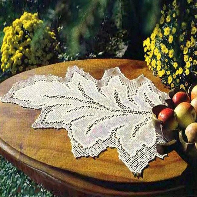 Салфетка крючком "Осенний лист" в технике филейного вязания