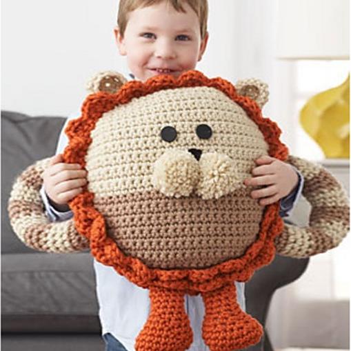 Вязаная подушка крючком "Львенок"