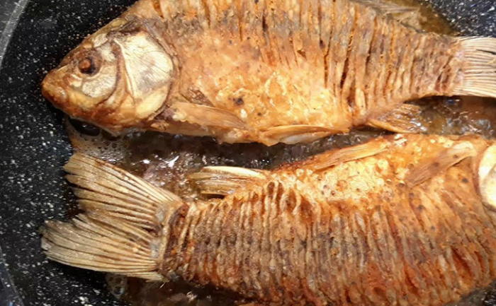 Как пожарить хрустящих карасей без косточек, и избежать запаха по всей квартире. Пошаговый гид