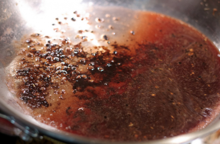 Грязную сковороду после мяса не моем, а за 5 минут делаем из остатков жарки ресторанный мясной соус