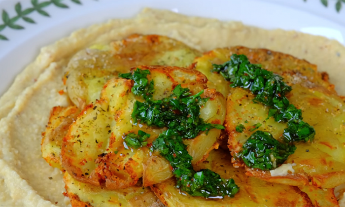 Давим картошку вилкой и добавляем нут: вкуснее мяса из-за чесночной заправки