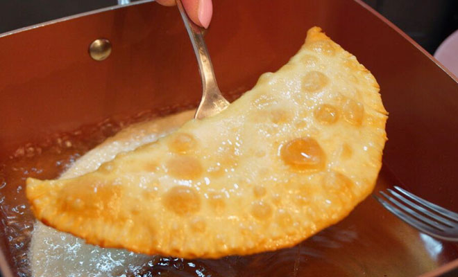 Чебуреки на заварном тесте: тонкие и начинка просвечивает