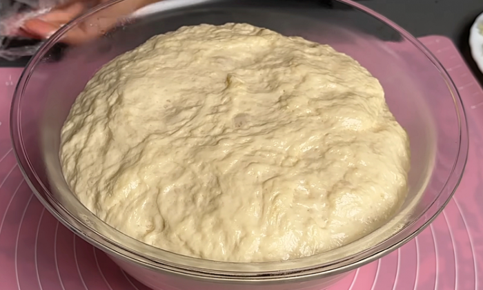 Делаем пиццу в духовке, а получаеится как в дровяной печи. Корочка тонкая и хрустящая