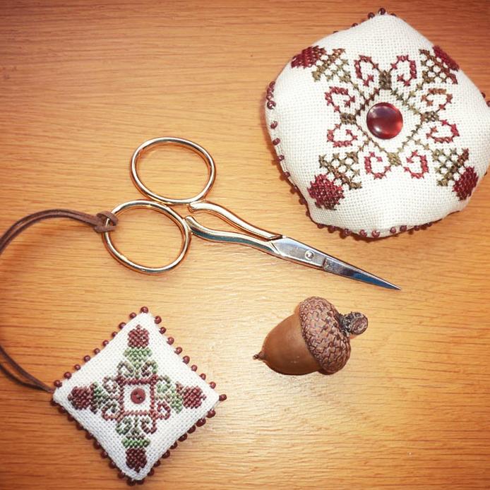 Бискорню и маячки для ножниц своими руками. Схемы осенней вышивки крестом