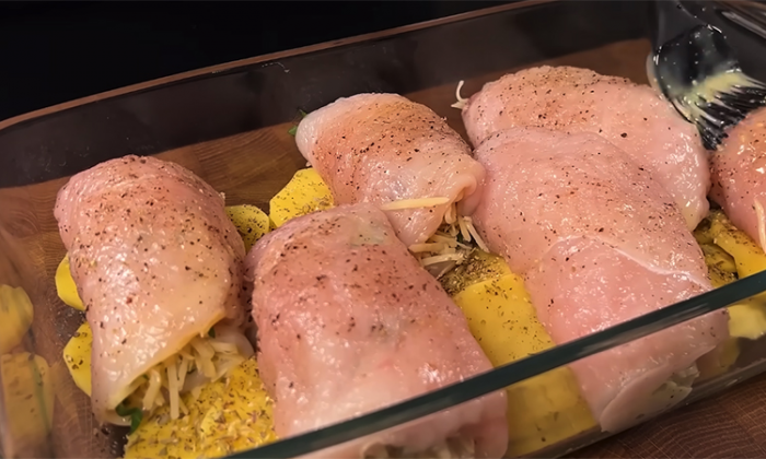 Заворачиваем курицу рулетиками и фаршируем: вкусно и просто, подойдет к праздничному столу