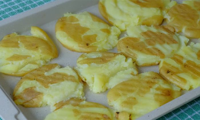 Давим картошку вилкой и добавляем нут: вкуснее мяса из-за чесночной заправки