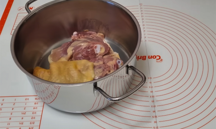 Настоящий варшавский капустняк с копченостями: получается сытнее солянки. Все дело в заправке из сала