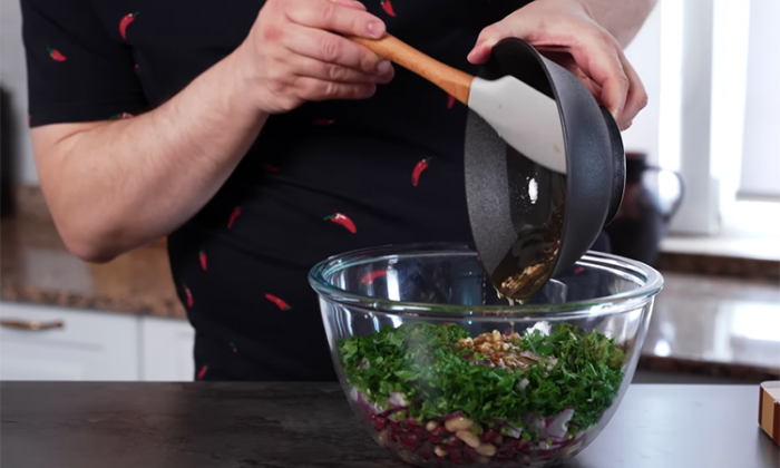 Грузинский салат «Красное и белое»: 2 банки фасоли и такая заправка, что ее вымакают до капли