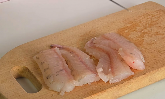 Самый вкусный способ готовить рыбу без жарки. Секрет сочности в «шубке» из сметаны