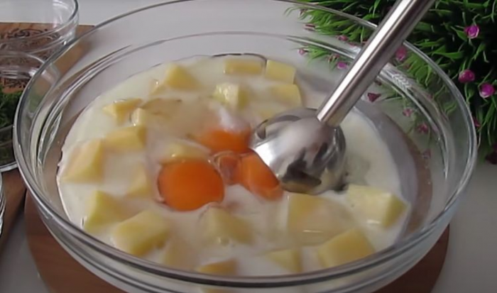 Добавляем в блинное тесто картофель. Добавляет изюминку во вкус и шикарно сочетается с мясной начинкой