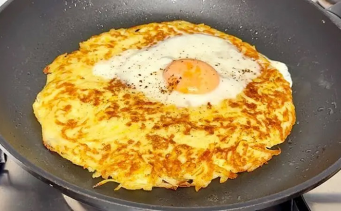 Ленивый завтрак на всю семью: натерли картошку и просто разбиваем в нее яйца