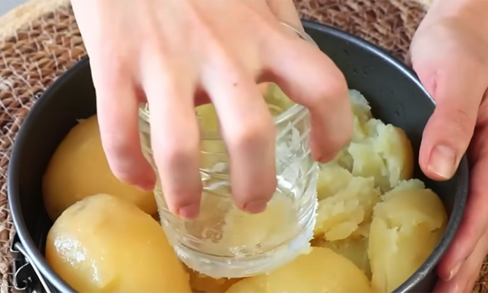 Особенный пирог без грамма муки и совсем без теста. Вместо взяли картофель, в начинке почти рагу