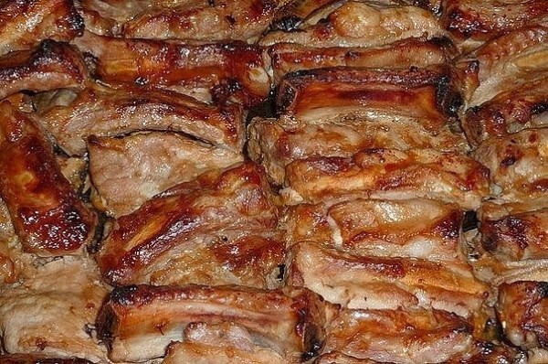 Румяные запеченные свиные ребрышки, маринованные в соусе. Для настоящих мужчин