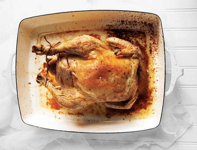 10 рецептов сочной курицы, запеченной целиком