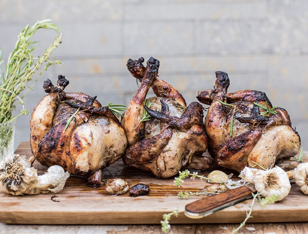 10 рецептов сочной курицы, запеченной целиком