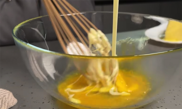 Нежнейший торт на зиму, знаменитый «Бабушкин». Простой крем и коржи на скорую руку