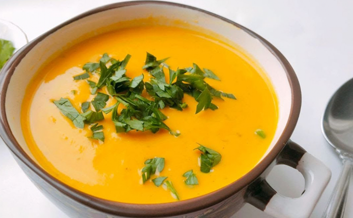 Бархатный суп из тыквы, лучший к сезону: подаем с ароматными сухариками