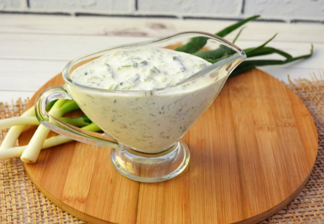 Смешиваем кефир с молоком и оставляем на ночь: наутро соус к пельменям и хинкалям уже готов