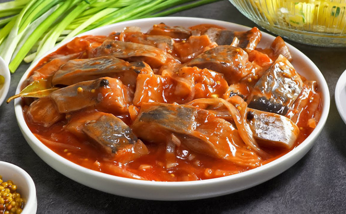 Маринуем сельдь вместо засолки: ставим на томатном соусе, как никто раньше не пробовал