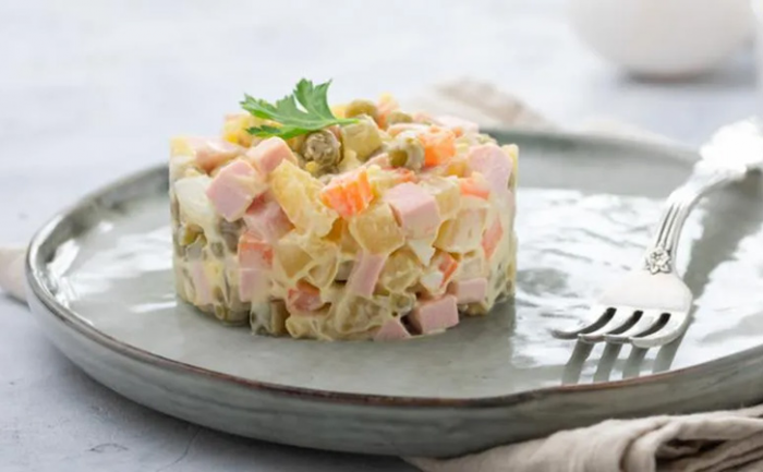 Секрет рассыпчатого Оливье: столичный салат на Новый год, который не превратится в кашу